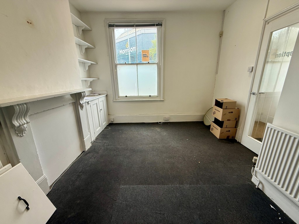 Lot: 74 - OFFICES WITH POTENTIAL FOR RESIDENTIAL CONVERSION - Room two